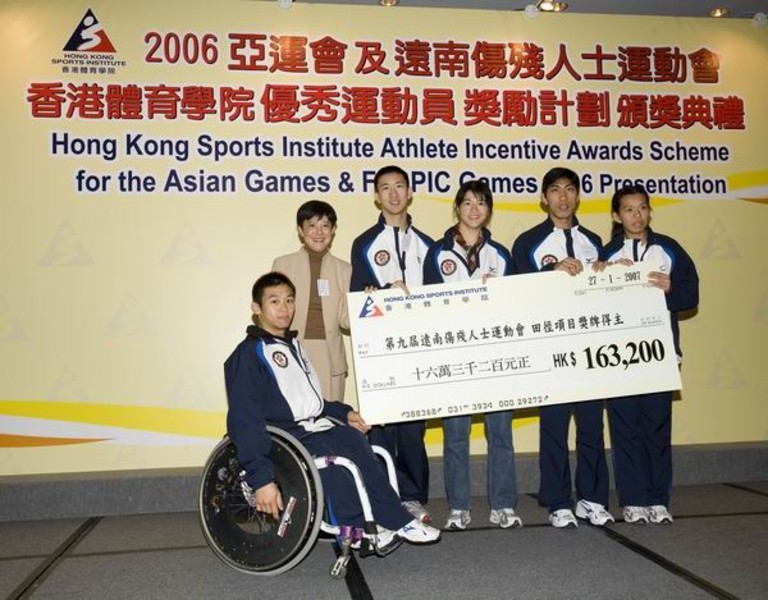 Mrs Jenny Fung (2nd from left), Chairman of the Hong Kong Paralympic Committee & Sports Association for the Physically Disabled presents cash awards to five FESPIC Games athletics medallists: Cheng Yan-keung (1st from left), So Wa-wai (3rd from left), Yu Chun-lai (3rd from right), Cheung Che-wai (2nd from right) and Chan Pik-kwan (1st from right).