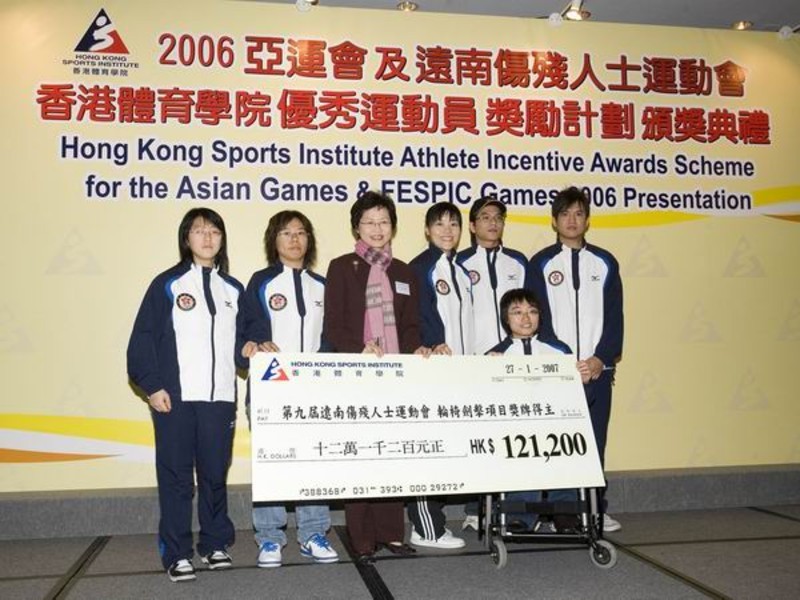 Mrs Carrie Lam (3rd from left), Permanent Secretary for Home Affairs presents cash awards to six FESPIC Games wheelchair fencing medallists: Chan Wing-kin (1st from right), Cheong Meng-chai (2nd from right), Yu Chui-yee (3rd from right), Fan Pui-shan (2nd from left), and Charissa Ng (1st from left) and Chan Yui-chong (front row).