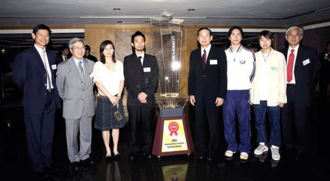 Mr Peter Wong, Executive Director of the Hongkong and Shanghai Banking Corporation Limited (fourth from right), Dr Eric Li, Chairman of the HKSI (second from left), Professor Frank Fu, Chairman of the Hong Kong Coaching Committee (first from right) as well as Dr Chung Pak-kwong, Chief Executive of the HKSI (first from left) meet with some Hong Kong athletes who come to cheer for their coaches at the Hongkong Bank Foundation Coaching Awards Presentation.