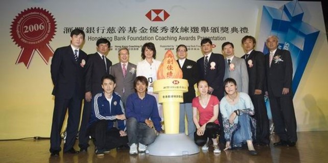 Officiating guests, coaches and athletes join hands to compose the giant torch, indicating the importance of close collaboration and commitment of different parties in nurturing elite athletes in Hong Kong for better results in the international sporting arena.