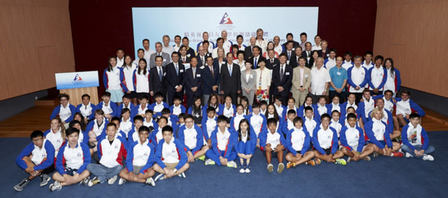 Guests from the Government and National Sports Associations as well as some Directors of the HKSI Board, coaches and athletes attend the “HKSI Elite Athlete-friendly School Network” Launching Ceremony to show their support for the member schools. Mr Carlson Tong JP, Chairman of the HKSI (fourth row from top, seventh from left) hopes that more schools will share the same dual career ideal as the HKSI and join the Network in the future to enhance targeted educational support for elite athletes.
