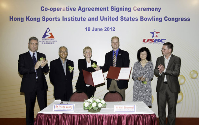 Dr Trisha Leahy, Chief Executive of the HKSI (3rd from left) and Neil Stremmel, Managing Director of United States Bowling Congress (3rd from right) sign the co-operative agreement, witnessed by Jonathan McKinley, Deputy Secretary for Home Affairs (1st from left), Tang Kwai-nang, Vice-Chairman of the HKSI (2nd from left), Vivien Lau Chiang-chu, Chairman of Hong Kong Tenpin Bowling Congress (2nd from right) and Bill Hoffman, Director of International Development of United States Bowling Congress (1st from right).