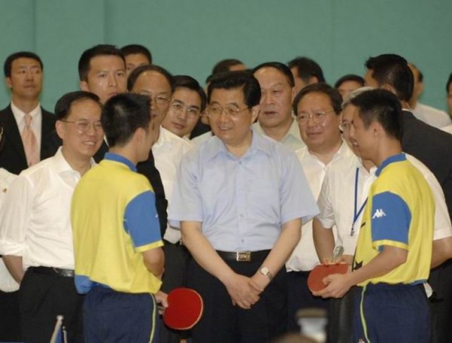 President Hu Jintao extended his heartfelt encouragement to Hong Kong table tennis athletes Ko Lai-chak and Li Ching.