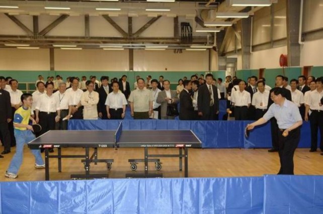 胡主席与赵颂熙切磋乒乓球技。