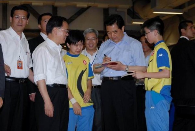 President Hu autographed the paddles of table tennis athletes Chiu Chung-hei and Lee Ho-ching.