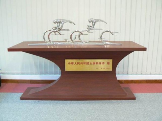 President Hu presented a silver cyclist statue to the HKSI.