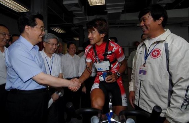 國家主席胡錦濤勉勵香港單車運動員黃金寶續創佳績。