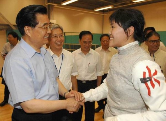 国家主席胡锦涛勉励香港轮椅剑击运动员余翠怡续创佳绩。