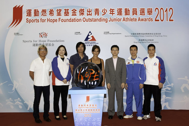 Officiating guests of the Sports for Hope Foundation Outstanding Junior Athlete Awards 1st quarter of 2012 presentation, which include Margaret Siu (2nd from left), Head of Coaching Support Services of the HKSI; Marie-Christine Lee (centre), Founder of the Sports for Hope Foundation; Tony Yue (3rd from right), Vice-President of the Sports Federation & Olympic Committee of Hong Kong, China; and Raymond Chiu (1st from left), Vice-Chairman of the Hong Kong Sports Press Association, kicked off the sponsorship together by touching on the LED miraball, signifying that the new collaboration is turning the Awards Scheme into a new phase. (From right) Newly turned table tennis coach Ko Lai-chak, table tennis player Li Ching, and retired windsurfer Chan King-yin (3rd from left) also attended the ceremony to encourage the junior athletes.