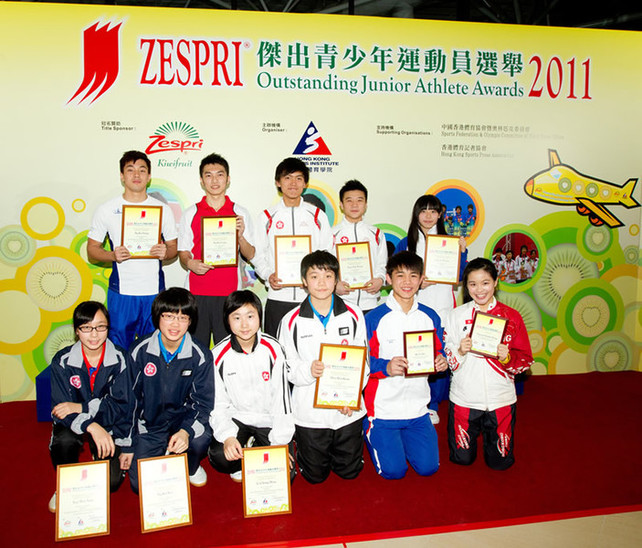 二零一一年第四季ZESPRI<sup>®</sup>傑出青少年運動員包括：（後排左起）吳家鋒（田徑）、伍家朗（羽毛球）、陳皓然和譚鈺宏（劍撃）、劉彥筠（空手道）、（前排左起）蘇慧音、吳嘉儀、李清韻和杜凱琹（乒乓球）。此外，（前排右起）王蘊妮（滾軸運動）和馬子希（壁球）則獲頒優異證書。