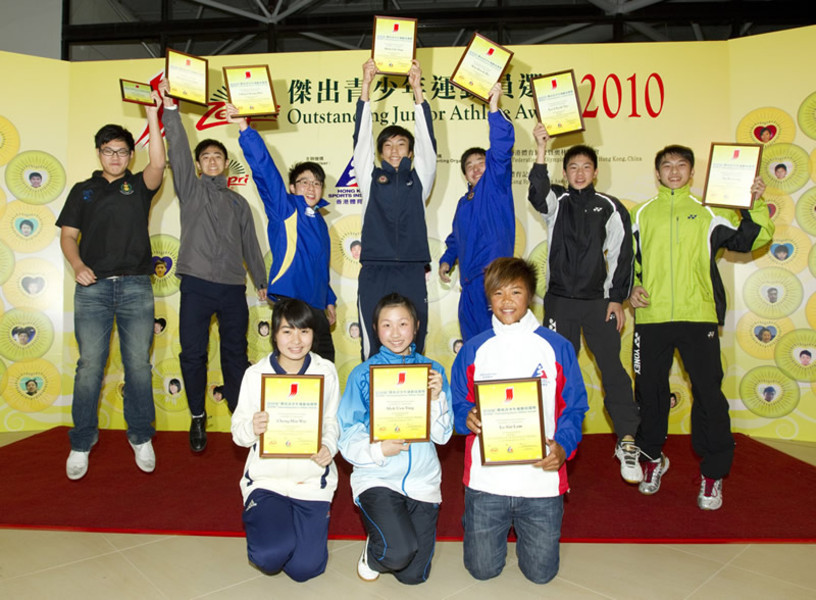 二零一零年第四季ZESPRI<sup>®</sup>傑出青少年運動員包括: （後排右起）伍家朗及李卓耀(羽毛球）、尹國豪及莫志聲（乒乓球──香港弱智人士體育協會）、趙頌熙（乒乓球）、黃俊威（武術）、江峰（蹼泳）優異證書得主 及( 前排右起) 盧善琳（滑浪風帆）、莫宛螢(武術) 及鄭曉為(劍擊)。