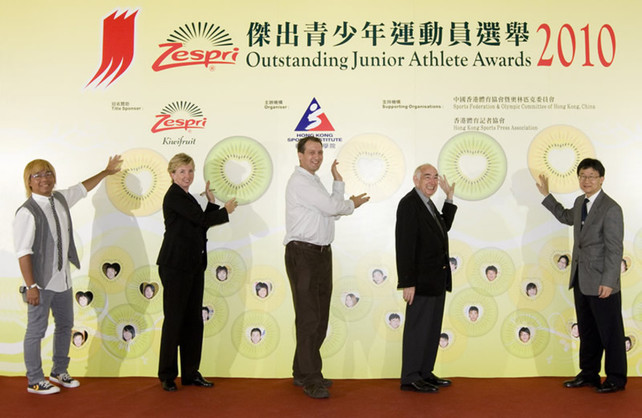 二零一零年第一季ZESPRI<sup>®</sup>傑出青少年運動員選舉的主禮嘉賓包括體院院長李翠莎博士（左二）、ZESPRI紐西蘭奇異果國際行銷公司區域經理鮑凱文（中）、中國香港體育協會暨奧林匹克委員會兩位副會長江偉（右二）和余國樑（右一）及香港體育記者協會執行委員會副主席趙燦輝（左一），一起將代表著運動員的父母、教練、老師以及贊助商ZESPRI<sup>®</sup>對運動員的支持及愛護的奇異果放在奇異果棚架上，展開新一季的頒獎典禮。