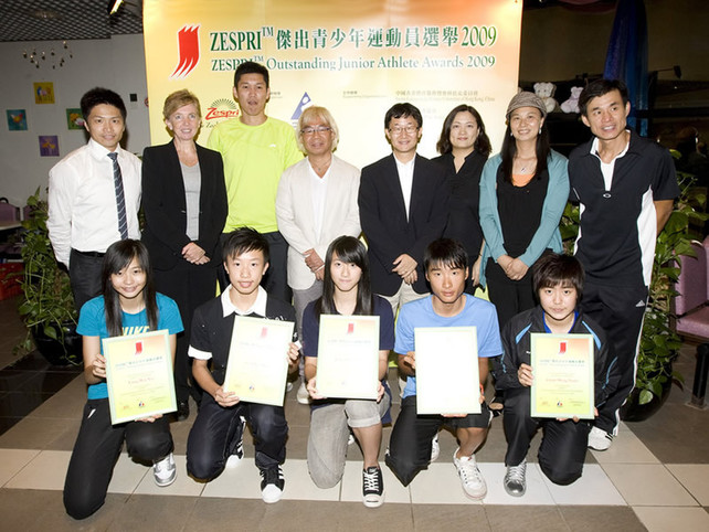 Officiating guests include Tony Yue (forth from right at back row), Vice-President of the Sports Federation & Olympic Committee of Hong Kong, China; Chiu Chan-fai (forth from left at back row), Executive Committee Vice Chairman of the Hong Kong Sports Press Association; Dr Trisha Leahy (second from left at back row), Chief Executive of the HKSI; as well as special guests Chang Yu-ho (athletics coach, third from left at back row), Hung Chung-yam (retired cyclist, first from right at back row), Li Huifen (table tennis coach, second from right at back row) and Cheng Ka-ho (retired wushu athlete, first from left at back row) joint hands to present the ZESPRI™ Outstanding Junior Athlete Awards to the awardees Fung Wai-yee (athletics, first from left at front row), Choi Ki-ho (cycling, second from right at front row), Guan Mengyuan (table tennis, first from right at front row), Fung Wing-see (wushu, middle at front row) and Lo Chun-ming (wushu, second from left at front row), symbolising the continuation of elite athlete's development.