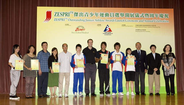 Awardees of ZESPRI™ Outstanding Junior Athlete Awards for the first quarter of 2009: Leung Ho-tsun (windsurfing, 6th from right), Liu Tsz-ling (squash, 4th from right) and Au Chun-ming (squash, 6th from left), as well as the recipient of Certificate of Merit Lum Ching-tat (swimming, 5th from right) took a group photo with officiating guests Tony Yue (2nd from right), Vice-President of the Sports Federation & Olympic Committee of Hong Kong, China; Kelvin Bezuidenhout (middle), Market Manager of ZESPRI International (Asia) Limited; Margaret Siu (1st from right), Head of Coaching Support Services of the HKSI; Karl Kwok (3rd from right), Vice-President of the Sports Federation & Olympic Committee of Hong Kong, China; and Chu Hoi-kun (5th from left), Executive Committee Chairman of the Hong Kong Sports Press Association after the Awards presentation.