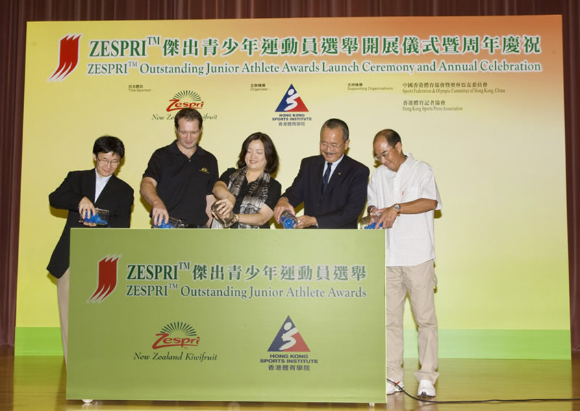 (From left) Tony Yue, Vice-President of the Sports Federation & Olympic Committee of Hong Kong, China; Kelvin Bezuidenhout, Market Manager of ZESPRI International (Asia) Limited; Margaret Siu, Head of Coaching Support Services of the HKSI; Karl Kwok, Vice-President of the Sports Federation & Olympic Committee of Hong Kong, China; and Chu Hoi-kun, Executive Committee Chairman of the Hong Kong Sports Press Association watered the kiwi sprouts together, symbolising the collaborating support from stakeholders to nurture junior athletes.