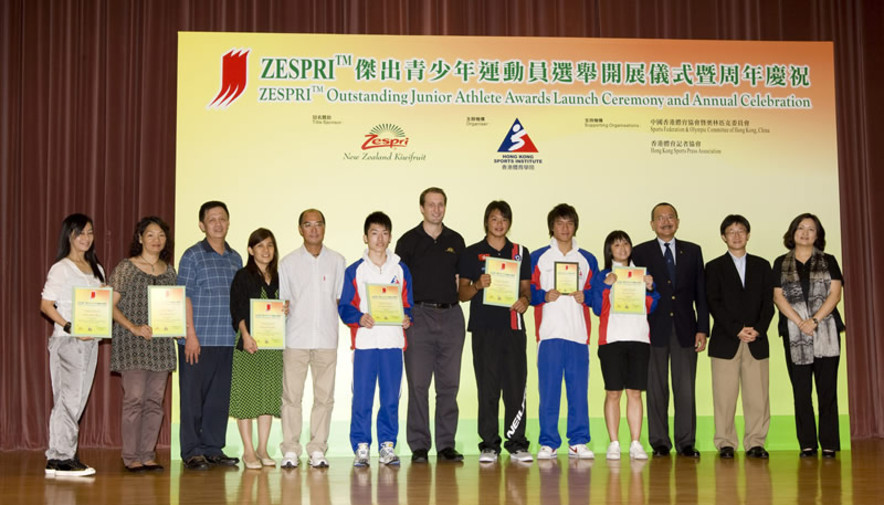 ZESPRI™杰出青少年运动员选举得奖者梁灏隽（滑浪风帆，右六）、廖梓苓（壁球，右四）和欧镇铭（壁球，左六）与获颁优异证书的运动员林政达（游泳，右五）在颁奖礼后与主礼嘉宾中国香港体育协会暨奥林匹克委员会副会长余国梁（右二）、ZESPRI纽西兰奇异果国际行销公司区域经理鲍凯文（中）、体院教练事务主管萧宛华（右一）、中国香港体育协会暨奥林匹克委员会副会长郭志梁（右三）及香港体育记者协会执行委员会主席朱凯勤（左五）合照。