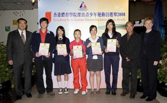 (From left) Mr Tong Wai-lun, Chairman of the Hong Kong Badminton Association, Awards' recipients include Tang Chiu-mang (Rowing), Fung Wing-see (Wushu), Li Ching-wan (Table Tennis), Ho Siu-in (Fencing) and Kong Man-wai (Fencing), Chu Hoi-kun, Executive Committee Chairman of the Hong Kong Sports Press Association as well as Dr Trisha Leahy, Chief Executive of the HKSI.