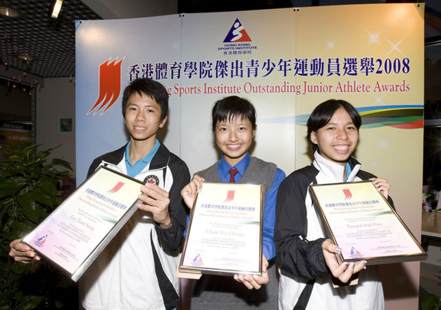 （左起）李浚生（智障人士项目游泳）、陈淽澄（高尔夫球）和邓翠芬（智障人士项目游泳）荣膺二零零八年第三季体院杰出青少年运动员。
