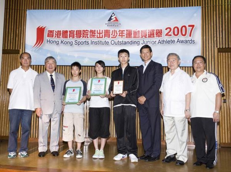 （左起）香港体育记者协会执行委员会主席朱凯勤、中国香港体育协会暨奥林匹克委员会副会长王华生、荣膺杰出青少年运动员的武术运动员陈禧及冯泳施、获颁嘉许状的壁球运动员冯傲朗、体院院长钟伯光博士、香港武术联会义务秘书尹庆源，以及体院武术总教练于立光。