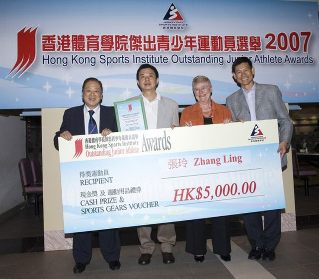 Janet Hardisty (third to left), General Manger and Henry Chan (second to left), Vice President of the Hong Kong Tennis Association receive prizes from Hu Fa-kuang (left), Vice-President, Sports Federation & Olympic Committee of Hong Kong, China and Dr Chung Pak-kwong (right), Chief Executive of the HKSI, on behalf of the Awards' winner Zhang Ling.