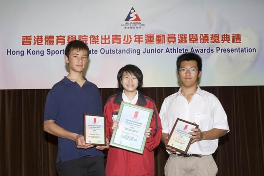Yeung Chi-ka (middle) is honoured the HKSI Outstanding Junior Athlete Awards for the fourth quarter of 2006 while sailors Tse Pak-yun (right) and Isamu Sakai (left) are each presented a certificate of merit.