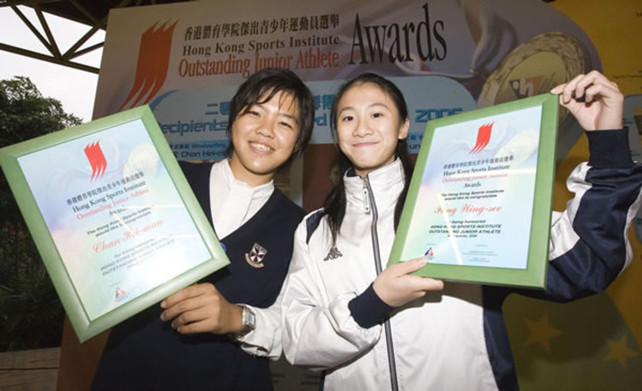 滑浪風帆新星陳晞文（左）及年輕武術運動員馮泳施憑著傑出體壇成績，首次榮膺二零零六年第三季體院傑出青少年運動員。