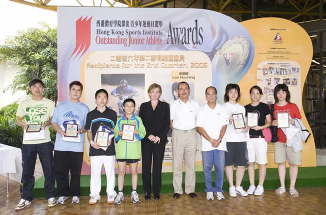 Three guests present certificate of appreciation to seven athletes. (From left) Leung Wing-fai (fencing), Tsang Pak-kei (tenpin bowling), Au Chun-ming (squash), Dr Trisha Leahy, Head, Athlete & Scientific Services, HKSI, Karl Kwok, Vice President, Sports Federation & Olympic Committee of Hong Kong, China, Chu Hoi-kun, Executive Committee Chairman, Hong Kong Sports Press Association, Lau Hiu-man (fencing), Lui Ching-yin (fencing) and Lau Hei-man (fencing).