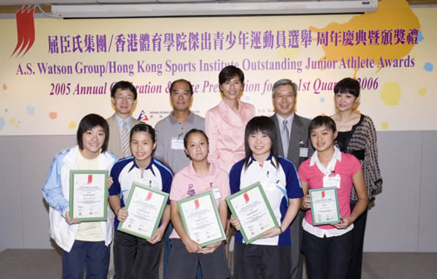 Presenting guests, Dr Eric Li, Chairman of the HKSI (second from right of rear row), Malina Ngai, Director of Corporate Communications & PR of the A.S. Watson Group (third from right of rear row), Tony Yue, Vice-President of the Sports Federation & Olympic Committee of Hong Kong, China (first from left of rear row), Chu Hoi-kun, Executive Committee Chairman of the Hong Kong Sports Press Association (second from left of rear row) and Scarlett Pong, Managing Director of the Realchamp Asset Management Limited (first from right of rear row) congratulating the recipients of the A.S. Watson Group/HKSI Outstanding Junior Athlete Awards for the 1st Quarter of 2006: Mong Kwan-yi and Chan Tsz-ka of badminton, Liu Tsz-ling of squash and Suen Ka-yi of swimming; and the recipients of Certificates of Merit: Geoffrey Cheah of swimming, Szeto Shiu-yan and Chan Ye-ko of triathlon.