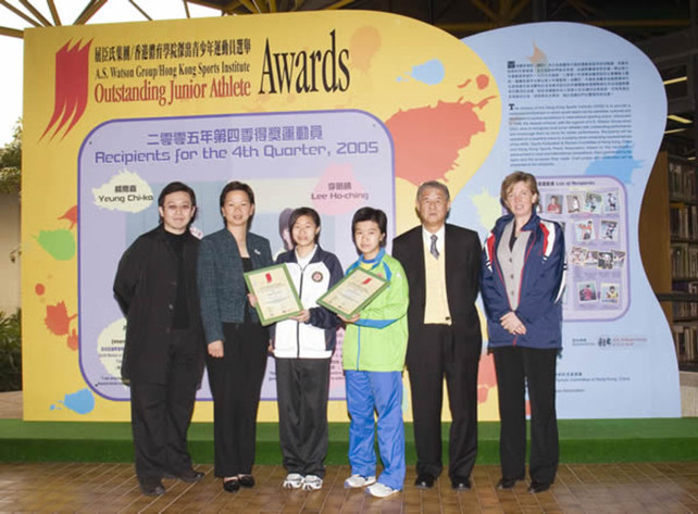 Group photo of the officiating guests of the prize presentation and winning athletes. (From left) Mr Kwok Tze-lung, Executive Committee Member of the Hong Kong Sports Press Association, Ms Marina Tsui, Sports Development Manager of the A.S. Watson Group, awards recipients Yeung Chi-ka and Lee Ho-ching, Mr Yue Yun-hing, Vice-President of the Sports Federation & Olympic Committee of Hong Kong, China, and Dr Trisha Leahy, Head, Athlete & Scientific Services of the HKSI.