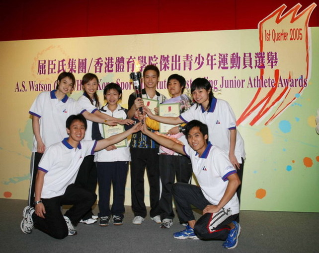 (Third to fifth from right) Yip Pui-yin, Wong Wai-hong and Au Wing-chi, recipients of the A.S. Watson Group/HKSI Outstanding Junior Athlete Awards for the first quarter of 2005, receive a torch from a group of elite athletes spearheaded by Tang Hon-sing (right), the Hong Kong hurdle record holder, encouraging the juniors to keep up their good work and gain glory for Hong Kong.
