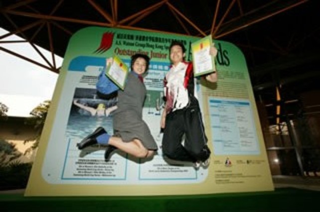 Swimmer Sze Hang-yu (left) and badminton player Wong Wai-hong honour the A.S. Watson Group/HKSI Outstanding Junior Athlete Awards for the final quarter of 2004.