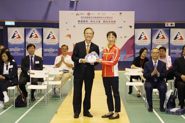 Ms Song Keqin, Deputy General Director of the External Affairs Department of the General Administration of Sport of China (right), presents a souvenir to Mr Matthias Li (left), Vice-Chairman of the Hong Kong Sports Institute at today’s “Visit of the Rio Olympic Games Mainland Olympians Delegation - Olympians Exchange with Future Sports Stars at HKSI” event.