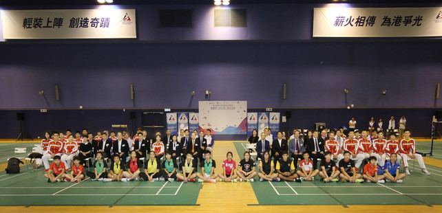 Officiating guests Mr Lau Kong-wah JP (2nd row, 10th from right), Secretary for Home Affairs, and Mr Matthias Li (2nd row, 9th from left), Vice-Chairman of the Hong Kong Sports Institute, take a group photo with the visiting Mainland Olympians Delegation, as well as other guests, local junior athletes and students who participated in the sports interacting sessions.