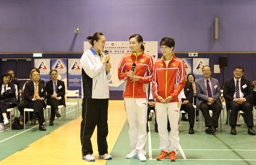 Students from Lam Tai Fai College taking the chance to know more about their Olympic heroes during the Q&A session.