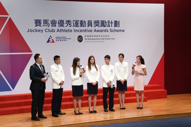 (2nd from left) Long jumper Chan Ming-tai, badminton women’s doubles players Tse Ying-suet and Poon Lok-yan, cyclist Chan Chun-hing and swimmer Au Hoi-shun share with guests during the ceremony their memorable experience at the Rio Olympic Games. 