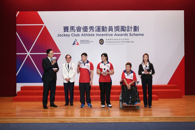 （左二起）里約殘奧運香港代表團團長伍澤連先生BBS MH與里約殘奧運奬牌得主鄧韋樂（游泳）、余翠怡（輪椅劍擊）及梁育榮（硬地滾球）在頒奬典禮上分享他們參與里約殘奧運的感受。