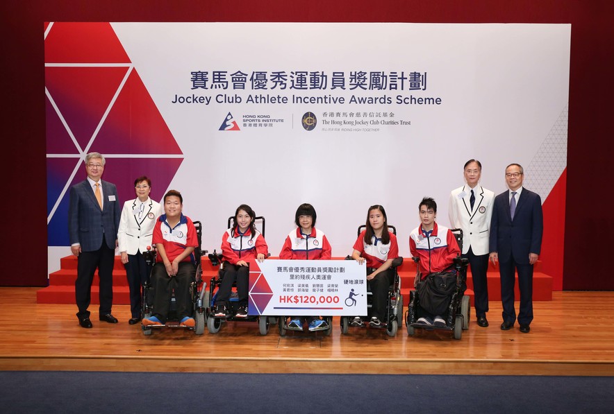 Leung Yuk-wing (3rd from left) once again won an individual gold medal in Rio after the Athens 2004 Paralympic Games, which proved his 12-year perseverance and hard work not in vain. He encouraged everyone not to easily give up their dreams and targets. A group photo of him together with officiating guests Mr Lau Kong-wah JP (1st from right), Mr Silas S S Yang JP (1st from left), other outstanding boccia athletes and coaches at the presentation ceremony.