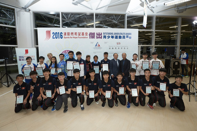 The Sports for Hope Foundation Outstanding Junior Athlete Awards Presentation for 3rd quarter 2016 was successfully held at the Hong Kong Sports Institute (HKSI).  The officiating guests included Dr Trisha Leahy BBS, Chief Executive of the HKSI (1st left, back row); Mr Pui Kwan-kay SBS, Vice-President of the Sports Federation & Olympic Committee of Hong Kong, China (5th right, 2nd row); Mr Chu Hoi-kun, Chairman of the Hong Kong Sports Press Association (4th right, 2nd row) and Miss Marie-Christine Lee, founder of the Sports For Hope Foundation (7th left, 2nd row) take a group photo with the awardees.