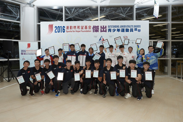 The attending award winners of the Sports for Hope Foundation Outstanding Junior Athlete for the 3rd quarter of 2016 include: (from left, back row) Lui Hiu-lam and Chan Sin-yuk (squash), Tam Yun-fung and Cheung Ka-wai (billiard sports), Mak Cheuk-wing and Leung Pui-hei (windsurfing), Lee Chak-him (roller sports).  The recipients of the Certificate of Merit are (from right, back row) Sin Kam-ho and Jerry Lee (dance sports), Chau Ka-him (Karatedo), and (front row) 12 young players of the Hong Kong Boys’ Youth Volleyball Team.