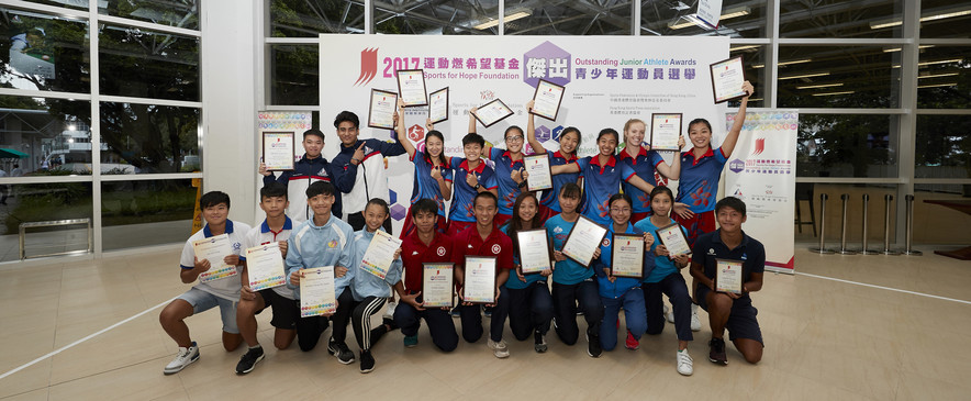 The winners of the Sports for Hope Foundation Outstanding Junior Athlete Awards of 2<sup>nd</sup> quarter 2017 include: (from left, back row) Yip Kin-ling and Robbie James Joaquin Capito (Billiard Sports), the Hong Kong National U21s Netball Team, (from 3<sup>rd</sup> right, front row) Ng Wing-lam (Table Tennis), Shing Cho-yan and Chan Pui-kei (Athletics), Yim Ching-hei and Nikki Tang (Athletics – Hong Kong Sports Association for Persons with Intellectual Disability). The recipients of the Certificate of Merit are Cheng Ho-yin (Windsurfing) (1<sup>st</sup> right, front row) and Chan Cheuk-lam (Gymnastics) (2<sup>nd</sup> right, front row). Meanwhile, (from left, front row) Ng Hoi-ying and Chan Ming-fai (Canoe) and Wong Cheuk-hei and Wong Hei-tung (Dancesport) were presented the Certificate of Appreciation.