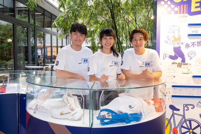 (From left) Fencer Ng Lok-wang, squash player Ho Tze-lok and gymnast Shek Wai-hung toured the interactive exhibition of the Jockey Club Sports PLUS Elite Athletes Community Programme after the launch ceremony. 