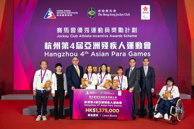 杭州第4屆亞洲殘疾人運動會獎牌運動員接受祝賀。
