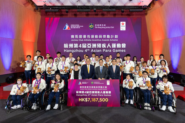 The officiating guests Mr Kevin Yeung Yun-hung GBS JP, Secretary for Culture, Sports and Tourism (front row, 5<sup>th</sup> from right); Mr Lester Huang SBS JP, Steward of The Hong Kong Jockey Club (front row, 6<sup>th</sup> from right); Mrs Jenny Fung Ma Kit-han SBS JP, President of the China Hong Kong Paralympic Committee (front row, 7<sup>th</sup> from right), and Mr Tang King-shing GBS PDSM, Chairman of the Hong Kong Sports Institute (front row, 4<sup>th</sup> from right) congratulated the medallists of the Hangzhou 4<sup>th</sup> Asian Para Games.