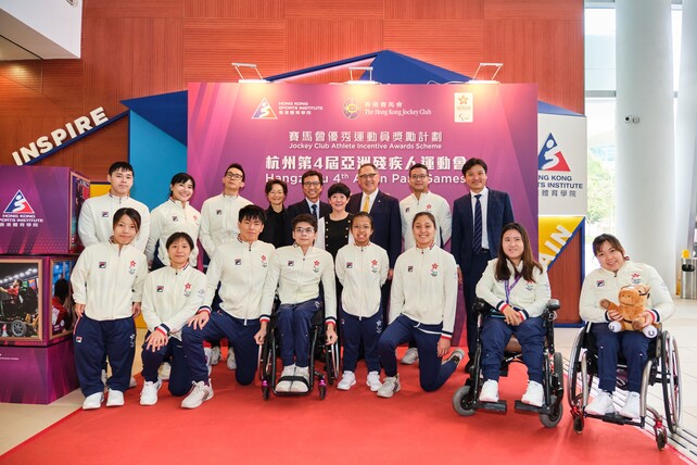 Guests from the HKSAR Government and different sectors of the community joined the ceremony to show their support and give blessings to athletes.
