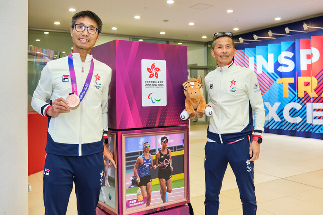 運動員感謝馬會送出的小馬毛公仔作為禮物，並興奮地在設有運動員比賽相片的會場拍照留念。