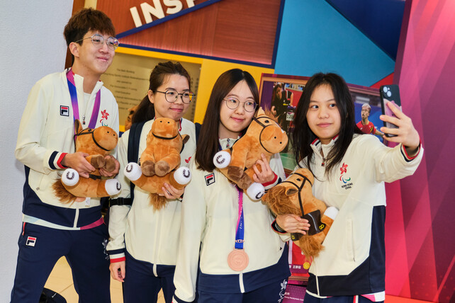 Athletes were grateful for the gifts from HKJC and excited to take photos at the event venue with displays showing their competition moments.
