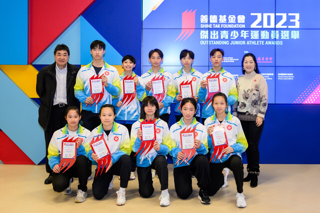 Mrs Christy Tung JP, Chairlady of Hong Kong Shine Tak Foundation (1st from right) and Mr Tony Choi MH, Chief Executive of the HKSI (1st from left) presented awards to wushu athletes Ting Kin-sing Kinson, Lo On-hang, Lei Wang-chun, Lee Tin-lok, Ho Ching-hin (2nd to 6th from left, back row), Tsang Cho-kiu, Lee Suet-ying, Chan Hoi-ching, Susie Huang and Ngan Ka-wing (1st to 5th from left, front row).