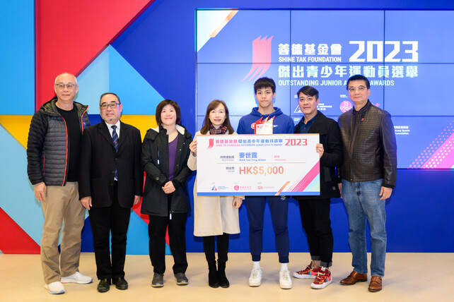 Dr David Mong, Vice-President of the Sports Federation & Olympic Committee of Hong Kong, China (2nd from left) and Mr Ricky Cheng MH, Permanent Honorary President and Executive Vice Chairman of Hong Kong Shine Tak Foundation (1st from right) presented awards to swimming athlete Mak Sai-ting Adam (3rd from right) and celebrated with his family, coach and school representatives.