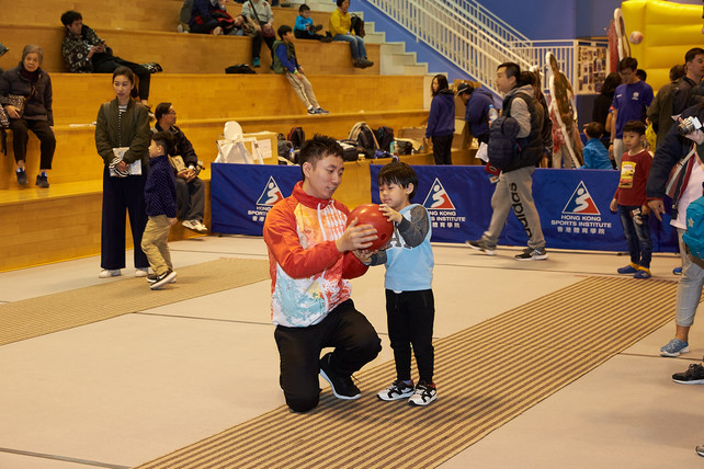 Visitors tried their hands at the bowling game and test booth under the guidance of Wu Siu-hong.