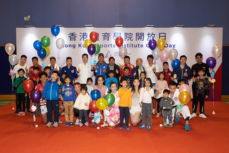 Dr Trisha Leahy BBS, Chief Executive of the Hong Kong Sports Institute (HKSI) (back, 5th from right) and Tony Choi, Deputy Chief Executive of the HKSI (back, 7th from right), took a group photo with elite athletes at the opening ceremony, including (back, from left) Wong Chi-him (Squash), Wong Chun-hun (Tennis), To King-him (Swimming), Wong Chun-ting (Table Tennis), Ng Ka-long (Badminton), Law Leong-tim (Triathlon), Wu Siu- hong (Tenpin Bowling), Leung Ho-tsun (Windsurfing), Tong Chi-yung (Table Tennis for Athletes with Disabilities), Ng Kiu-chung (Gymnastics), Robbie James Capito (Billiard Sports); (front, from left) Fong Kit-fung (Rugby), Lee Ka-man (Rowing), Kimberley Vanessa Cheung (Fencing), Zheng Tianhui (Wushu) Kwong Hiu-ching (Skating) and Hung Ho-wai (Karatedo).